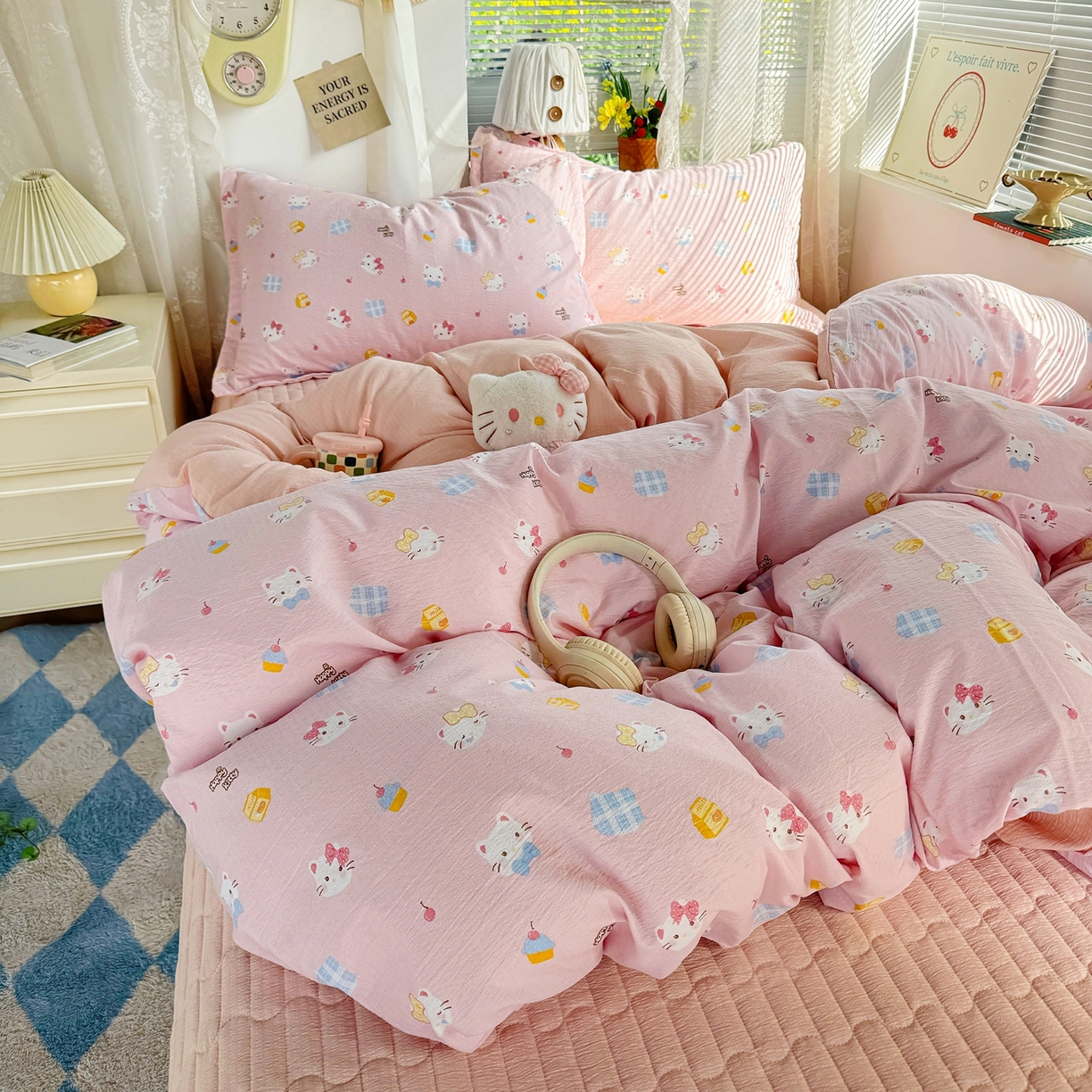 91家纺网 家纺一手货源 找家纺 麦朵家居 2026新款双层皱皱纱仿棉床盖款四件套水洗棉小清新三件套 蛋糕kt猫