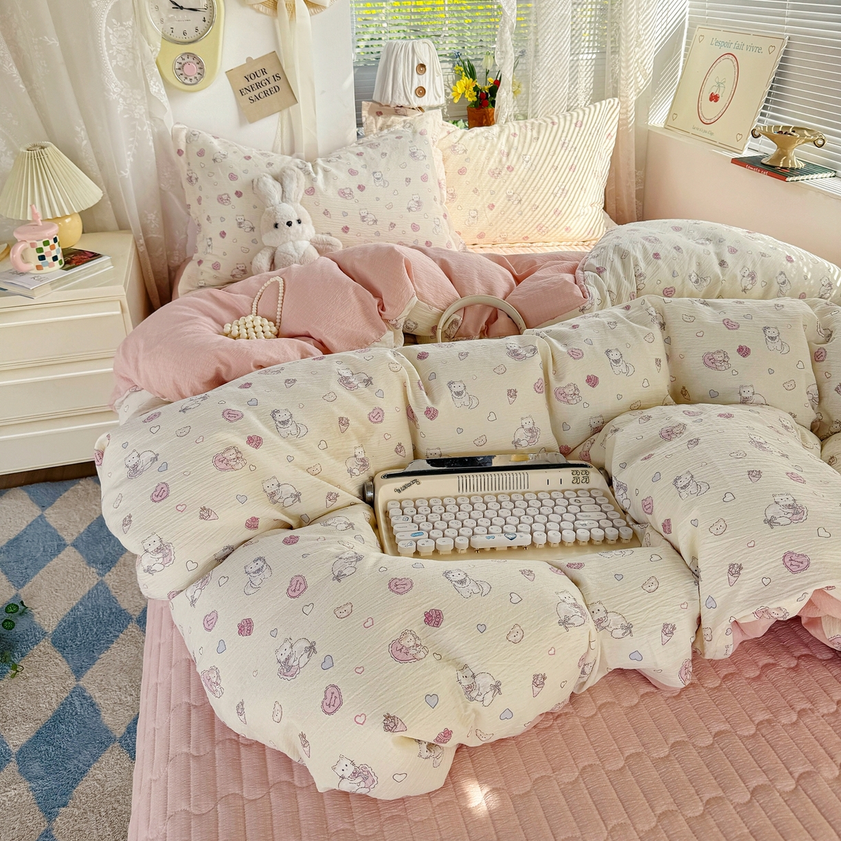 91家纺网 家纺一手货源 找家纺 麦朵家居 2026新款双层皱皱纱仿棉床盖款四件套水洗棉小清新三件套 泡芙猫咪-粉