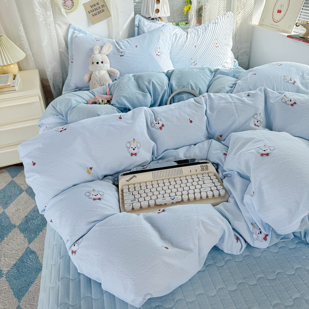 91家纺网 家纺一手货源 找家纺 麦朵家居 2026新款双层皱皱纱仿棉床盖款四件套水洗棉小清新三件套 樱桃小狗