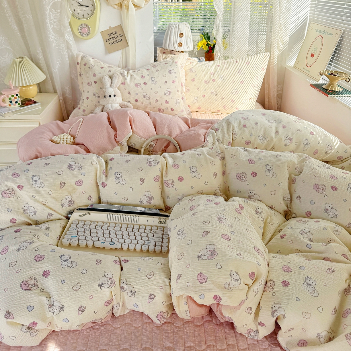 91家纺网 家纺一手货源 找家纺 麦朵家居 2026新款双层皱皱纱仿棉床盖款四件套水洗棉小清新三件套 泡芙猫咪-粉