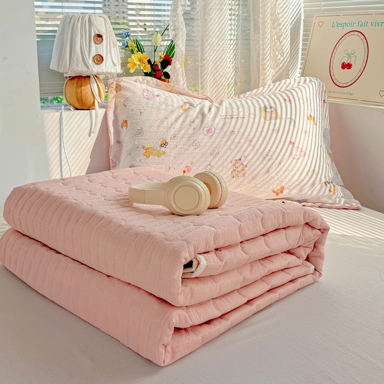 91家纺网 家纺一手货源 找家纺 麦朵家居 2026新款双层皱皱纱仿棉床盖款四件套水洗棉小清新三件套 萌宠乐园