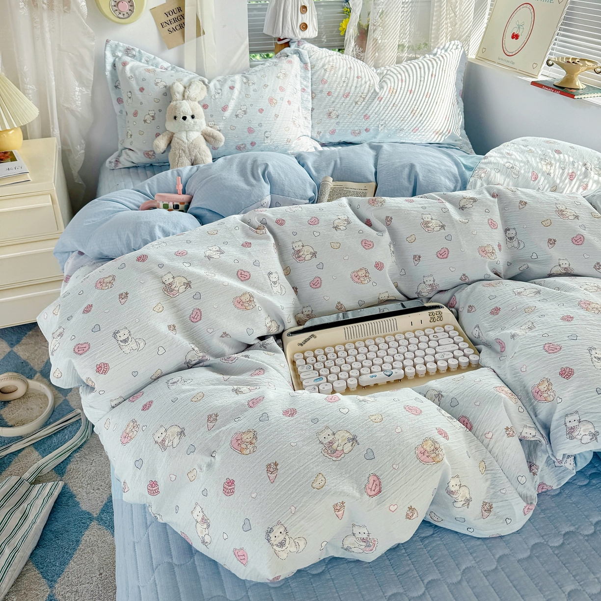 91家纺网 家纺一手货源 找家纺 麦朵家居 2026新款双层皱皱纱仿棉床盖款四件套水洗棉小清新三件套 泡芙猫咪-蓝