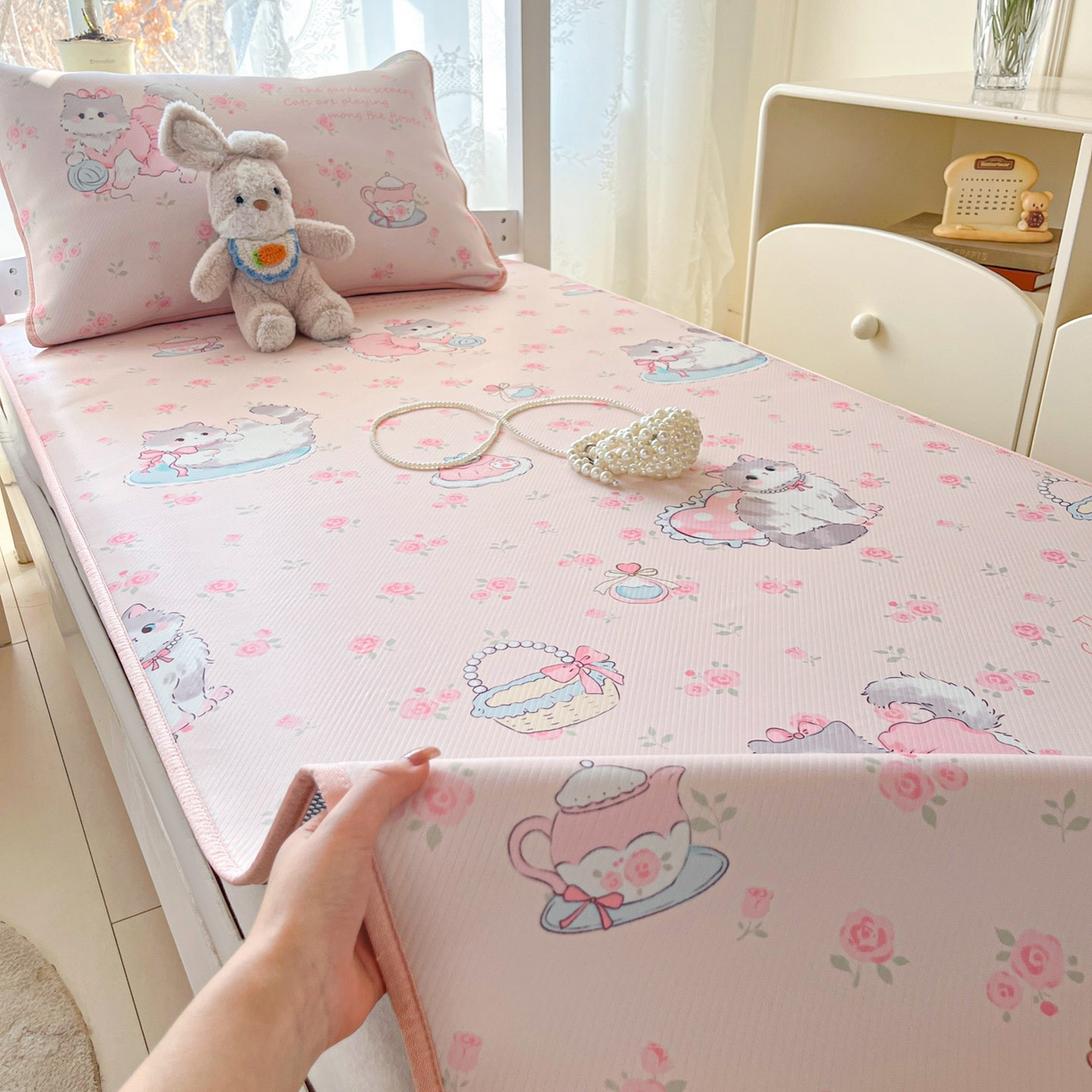 91家纺网 家纺一手货源 找家纺 川悦生活 2026新款凉感冰丝席小阪凉感冰丝数码印花席学生床 席喵萝花园