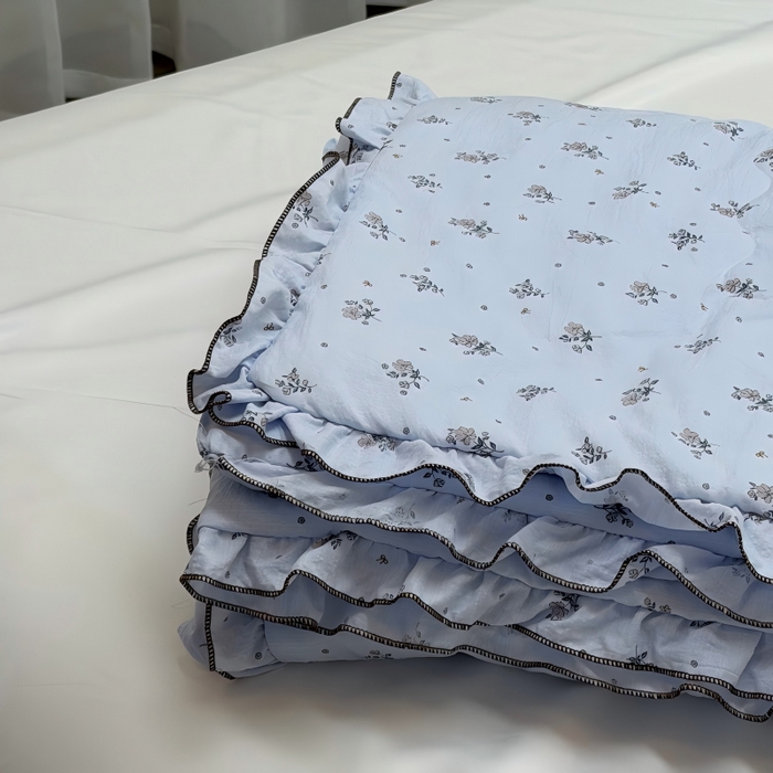 91家纺网 家纺一手货源 找家纺 申龙家纺 2026新款皱皱纱荷叶边夏凉被 雾蓝碎语