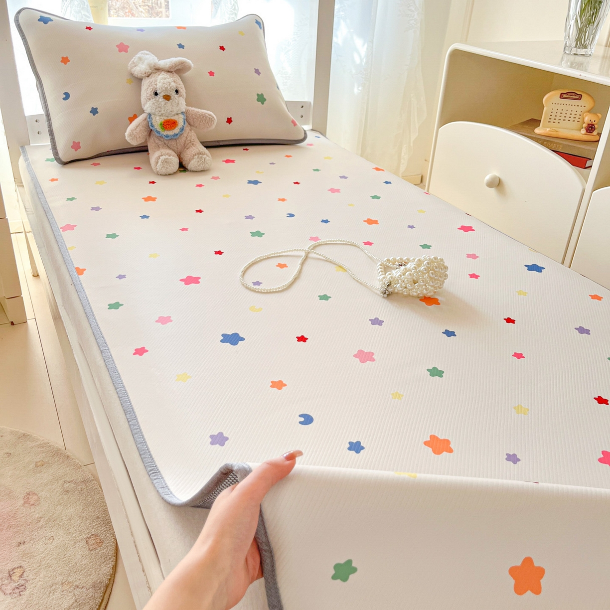 91家纺网 家纺一手货源 找家纺 川悦生活 2026新款凉感冰丝席小阪凉感冰丝数码印花席学生床 席晴天星星