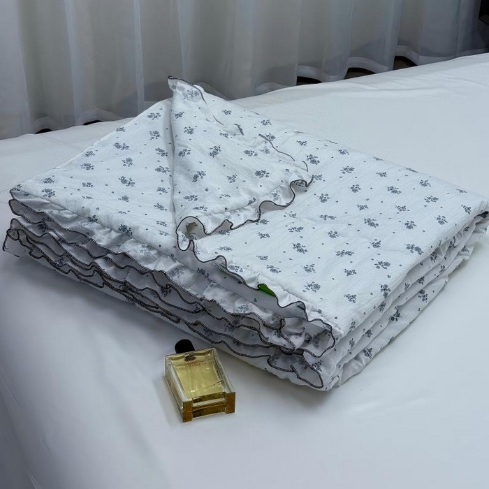 91家纺网 家纺一手货源 找家纺 申龙家纺 2026新款皱皱纱荷叶边夏凉被 星点蓝花