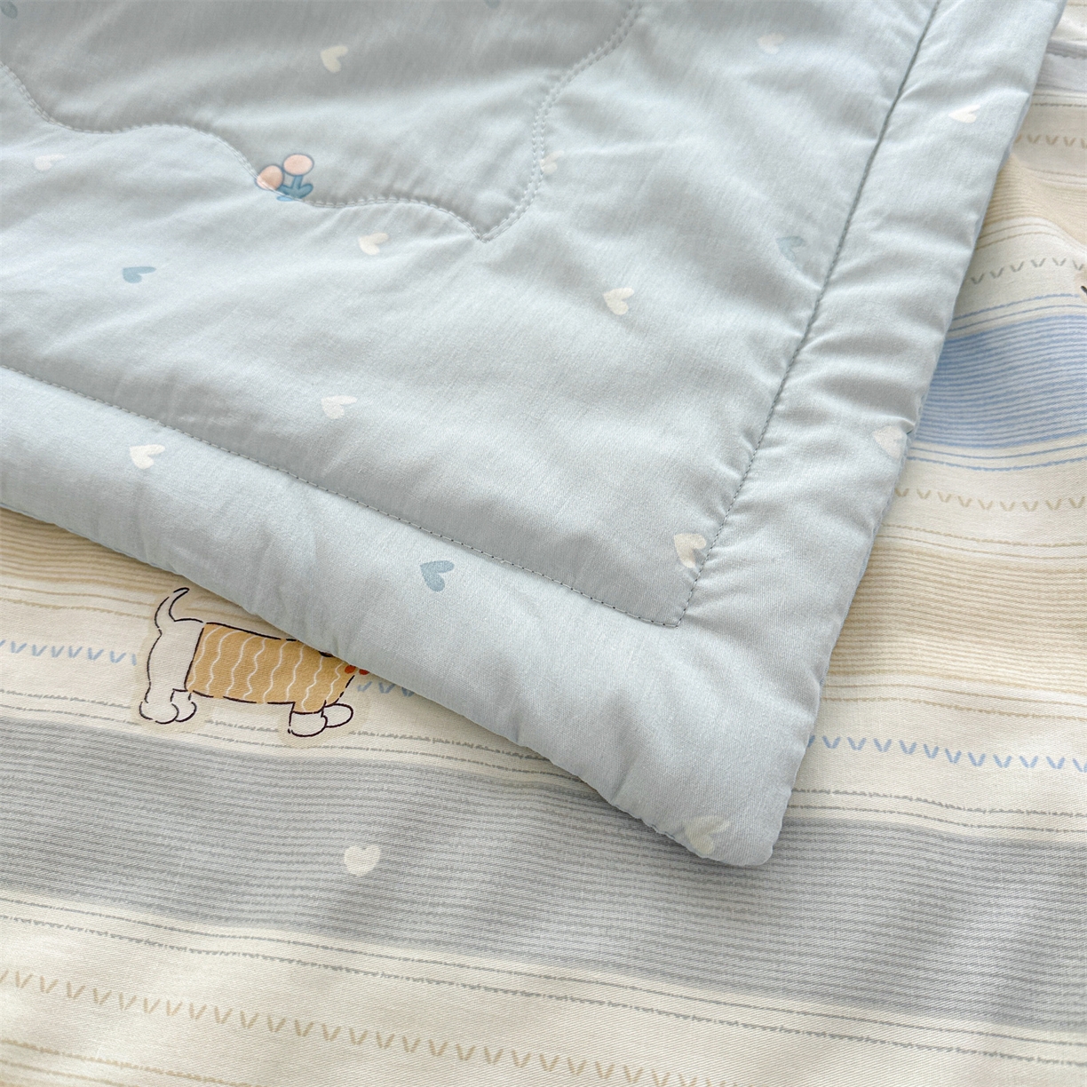 91家纺网 家纺一手货源 找家纺 易博家纺 2026新款小清新款里外全棉纯棉夏被夏凉被空调被 腊肠萌狗