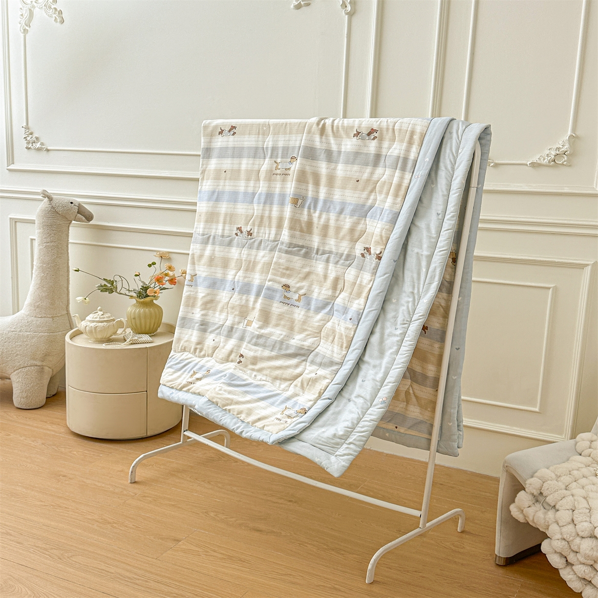 91家纺网 家纺一手货源 找家纺 易博家纺 2026新款小清新款里外全棉纯棉夏被夏凉被空调被 腊肠萌狗