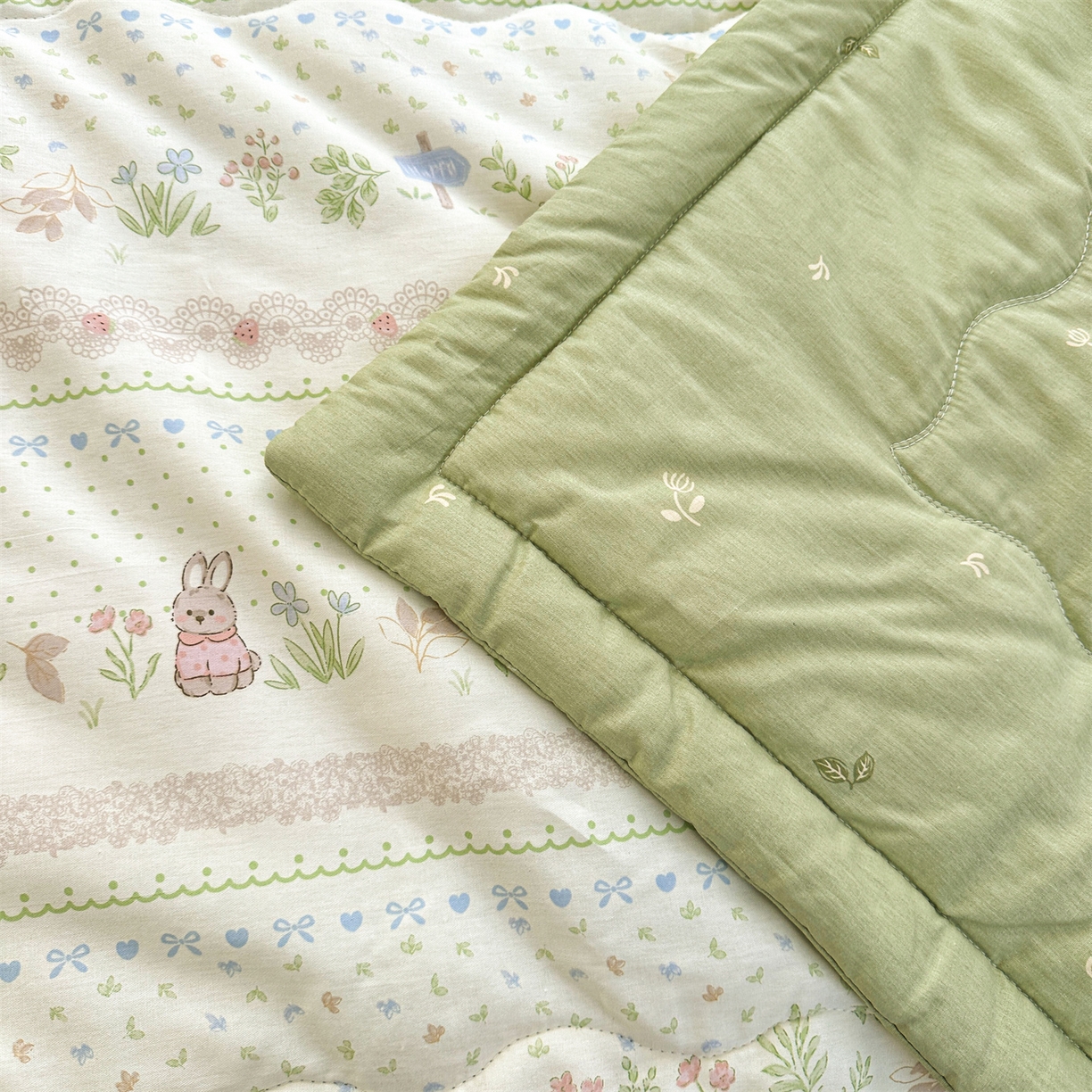 91家纺网 家纺一手货源 找家纺 易博家纺 2026新款小清新款里外全棉纯棉夏被夏凉被空调被 花蔓梦兔