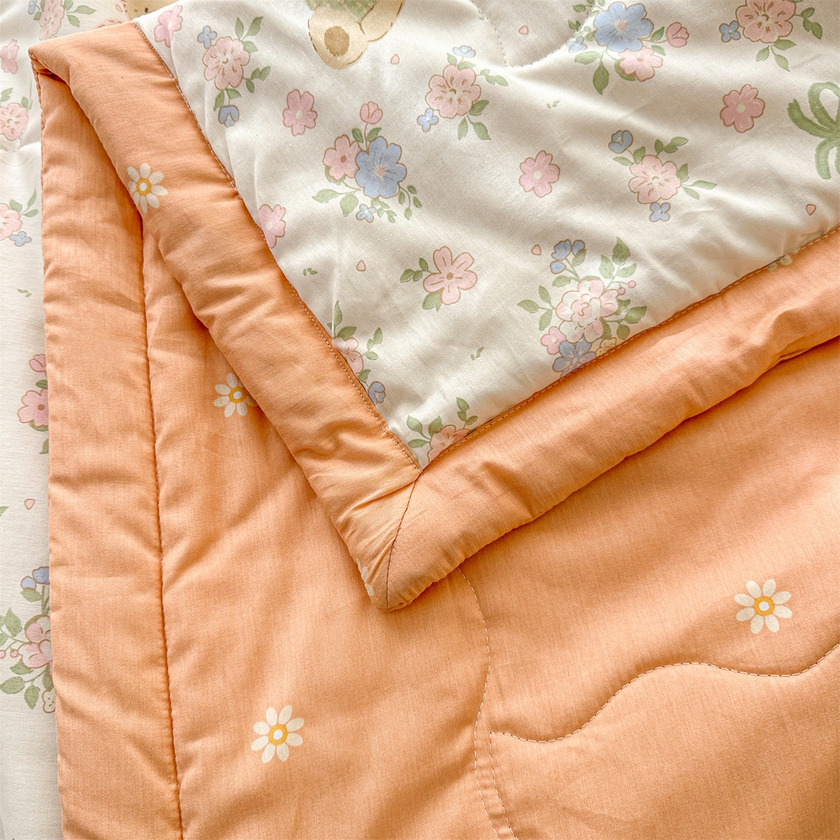 91家纺网 家纺一手货源 找家纺 易博家纺 2026新款小清新款里外全棉纯棉夏被夏凉被空调被 花眠小熊