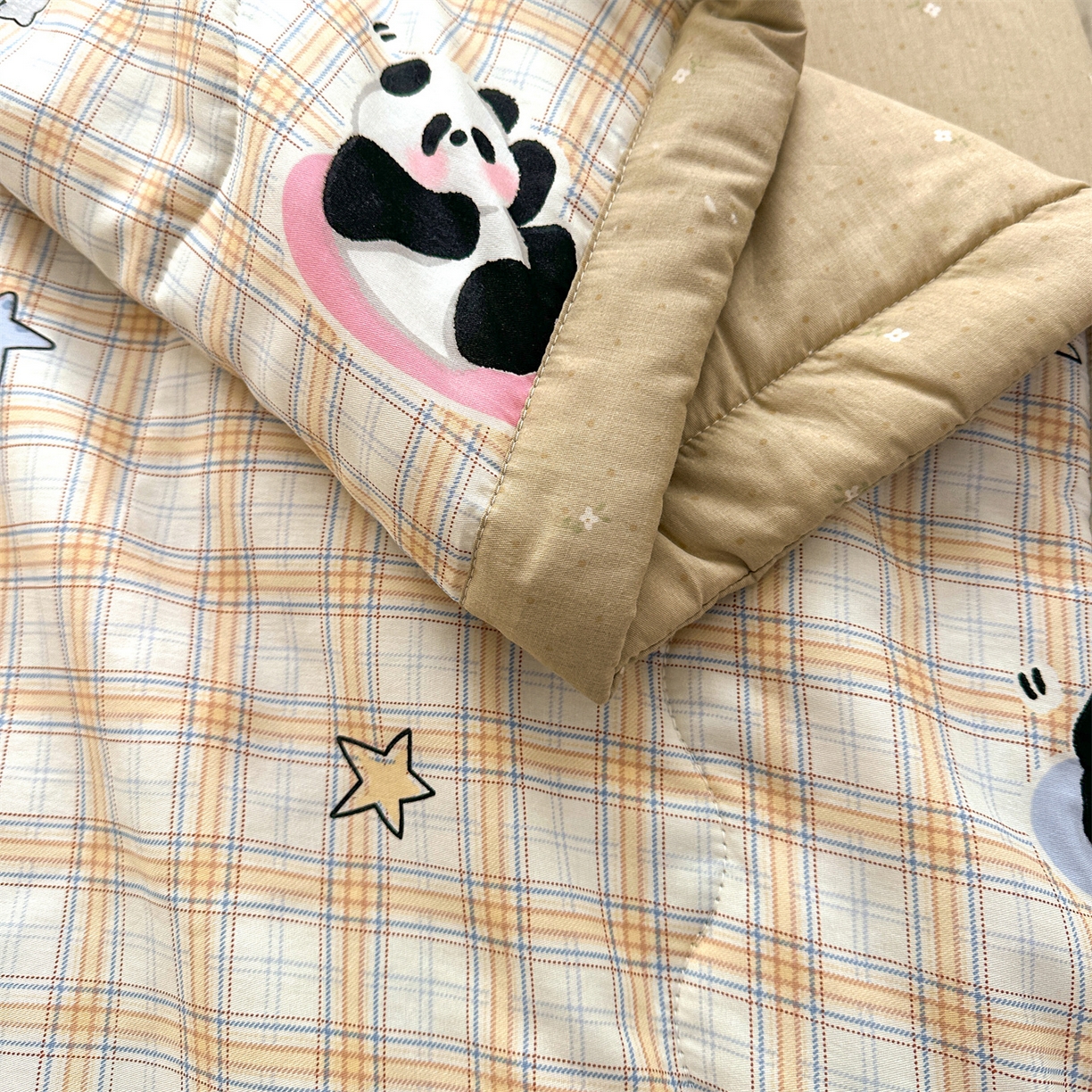 91家纺网 家纺一手货源 找家纺 易博家纺 2026新款小清新款里外全棉纯棉夏被夏凉被空调被 熊猫宝贝