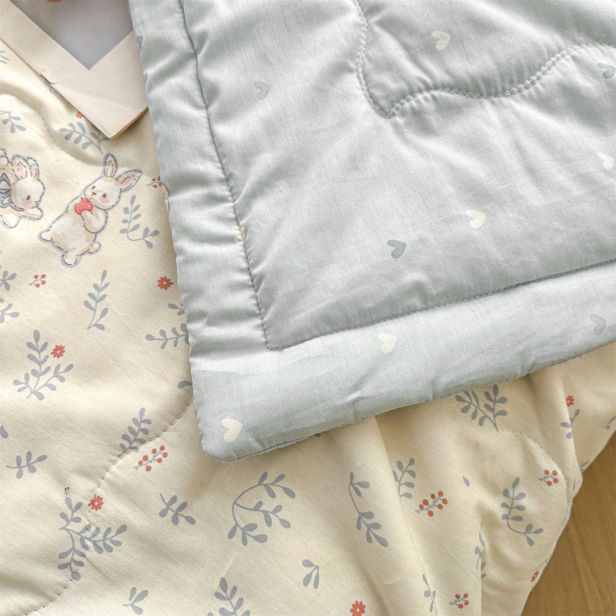 91家纺网 家纺一手货源 找家纺 易博家纺 2026新款小清新款里外全棉纯棉夏被夏凉被空调被 森语小兔
