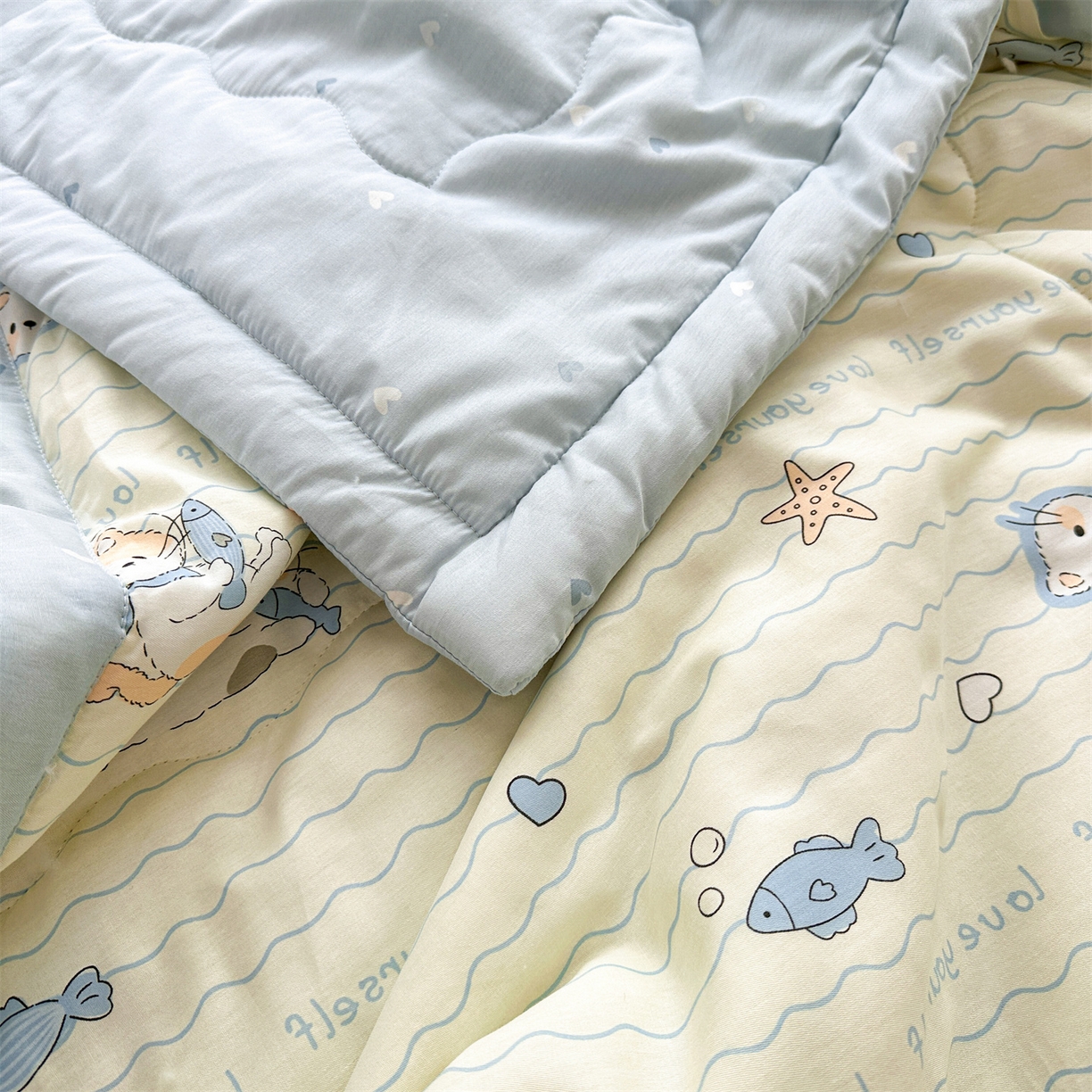 91家纺网 家纺一手货源 找家纺 易博家纺 2026新款小清新款里外全棉纯棉夏被夏凉被空调被 猫猫鱼