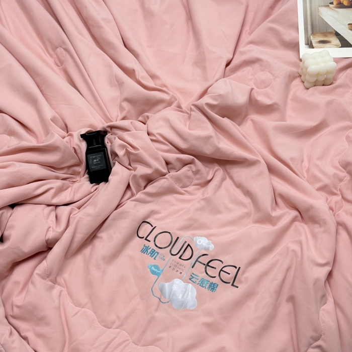 91家纺网 家纺一手货源 找家纺 申龙家纺 2026新款云感棉斜条夏被 豆沙粉