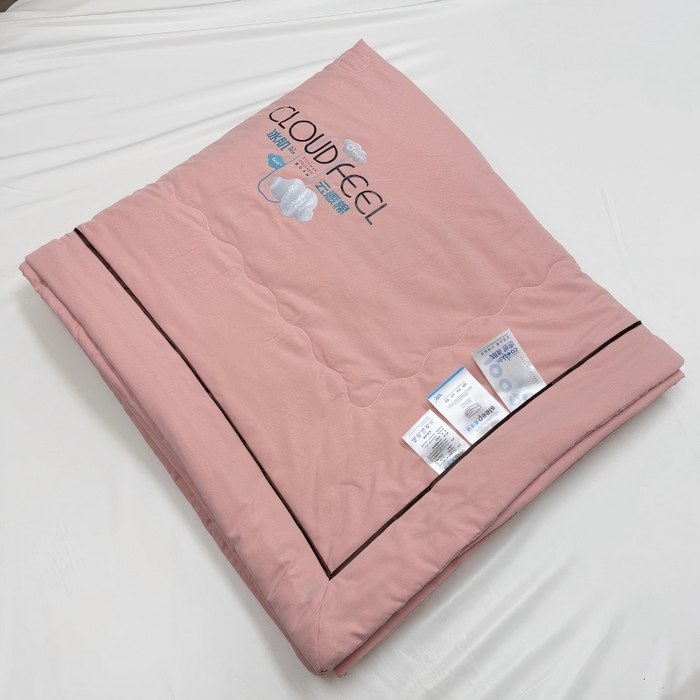 91家纺网 家纺一手货源 找家纺 申龙家纺 2026新款云感棉斜条夏被 豆沙粉