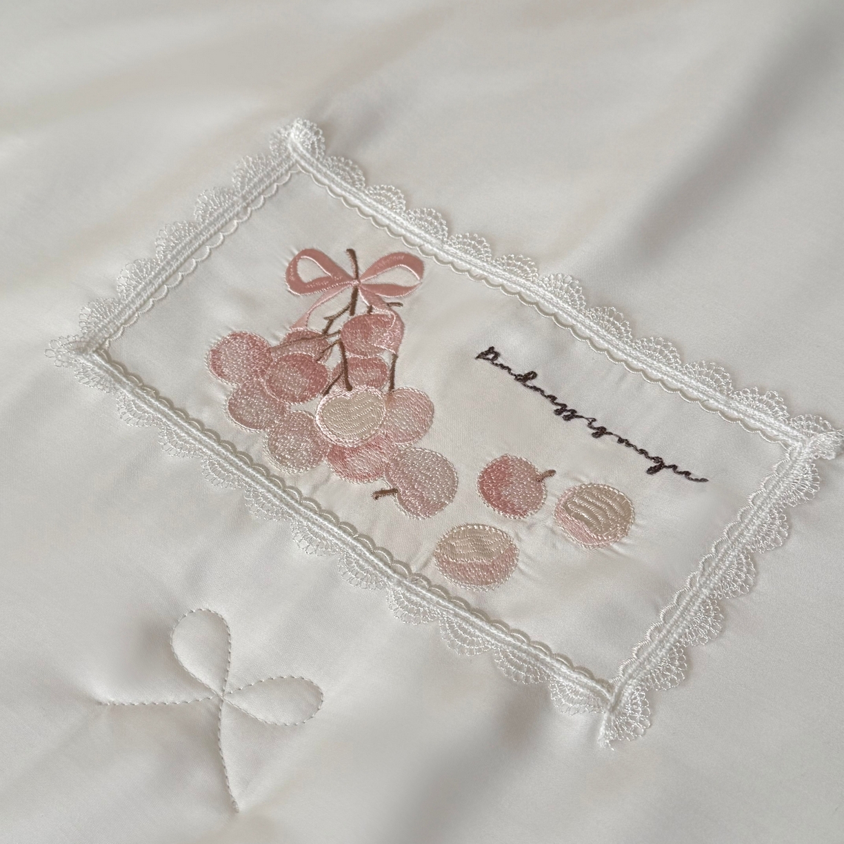 91家纺网 家纺一手货源 找家纺 （总）鹿班家居 2026新款60S兰精天丝刺绣夏被空调被夏凉被四件套粉红荔枝（标准会员-20元）