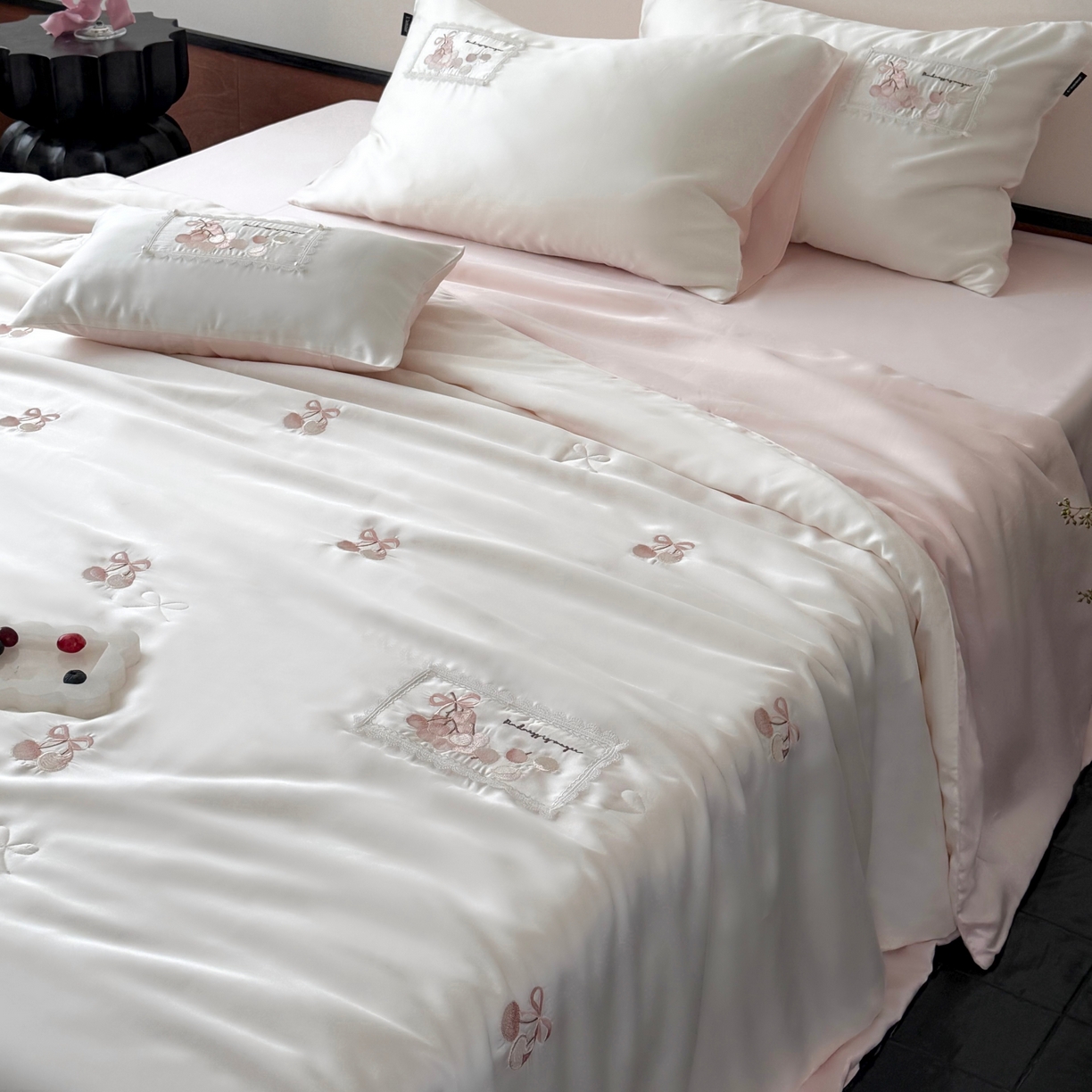 91家纺网 家纺一手货源 找家纺 鹿班家居 2026新款60S兰精天丝刺绣夏被空调被夏凉被四件套粉红荔枝（标准会员-20元） 粉色