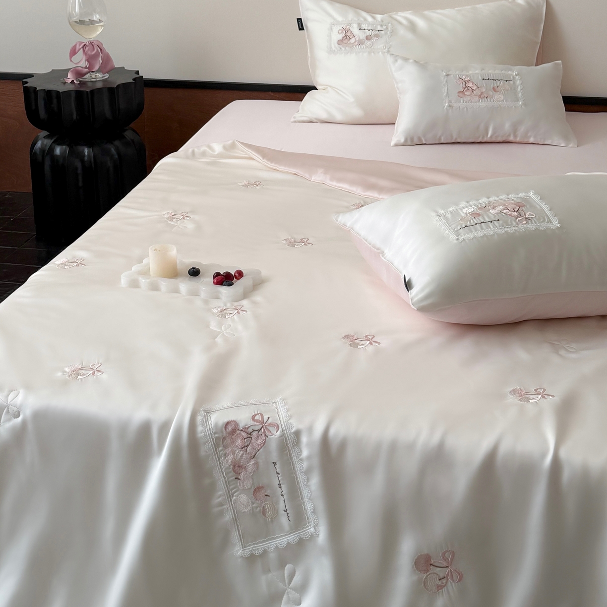 91家纺网 家纺一手货源 找家纺 鹿班家居 2026新款60S兰精天丝刺绣夏被空调被夏凉被四件套粉红荔枝（标准会员-20元） 粉色