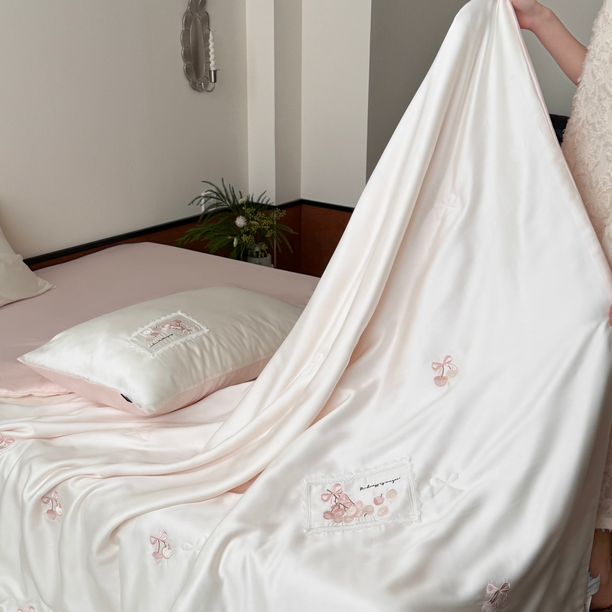 91家纺网 家纺一手货源 找家纺 鹿班家居 2026新款60S兰精天丝刺绣夏被空调被夏凉被四件套粉红荔枝（标准会员-20元） 粉色