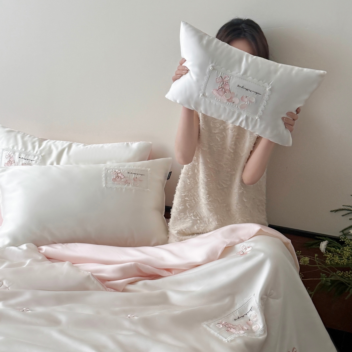 91家纺网 家纺一手货源 找家纺 鹿班家居 2026新款60S兰精天丝刺绣夏被空调被夏凉被四件套粉红荔枝（标准会员-20元） 粉色