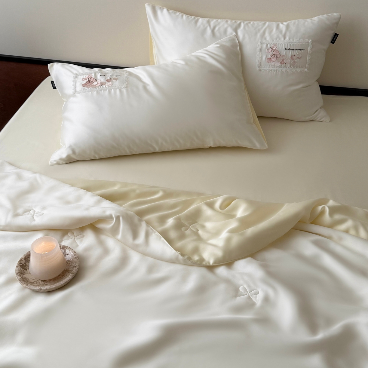 91家纺网 家纺一手货源 找家纺 鹿班家居 2026新款60S兰精天丝刺绣夏被空调被夏凉被四件套粉红荔枝（标准会员-20元） 月光色