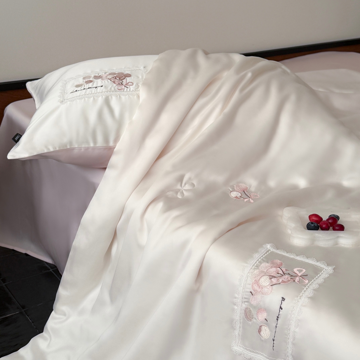 91家纺网 家纺一手货源 找家纺 鹿班家居 2026新款60S兰精天丝刺绣夏被空调被夏凉被四件套粉红荔枝（标准会员-20元） 粉色