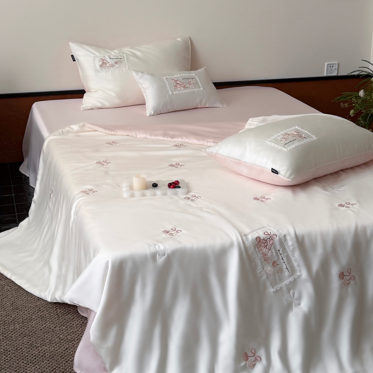 91家纺网 家纺一手货源 找家纺 鹿班家居 2026新款60S兰精天丝刺绣夏被空调被夏凉被四件套粉红荔枝（标准会员-20元） 粉色