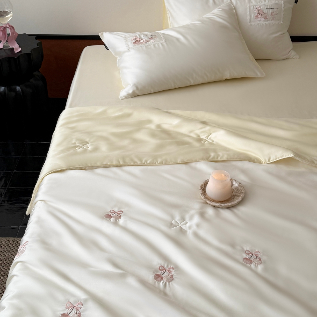 91家纺网 家纺一手货源 找家纺 鹿班家居 2026新款60S兰精天丝刺绣夏被空调被夏凉被四件套粉红荔枝（标准会员-20元） 月光色