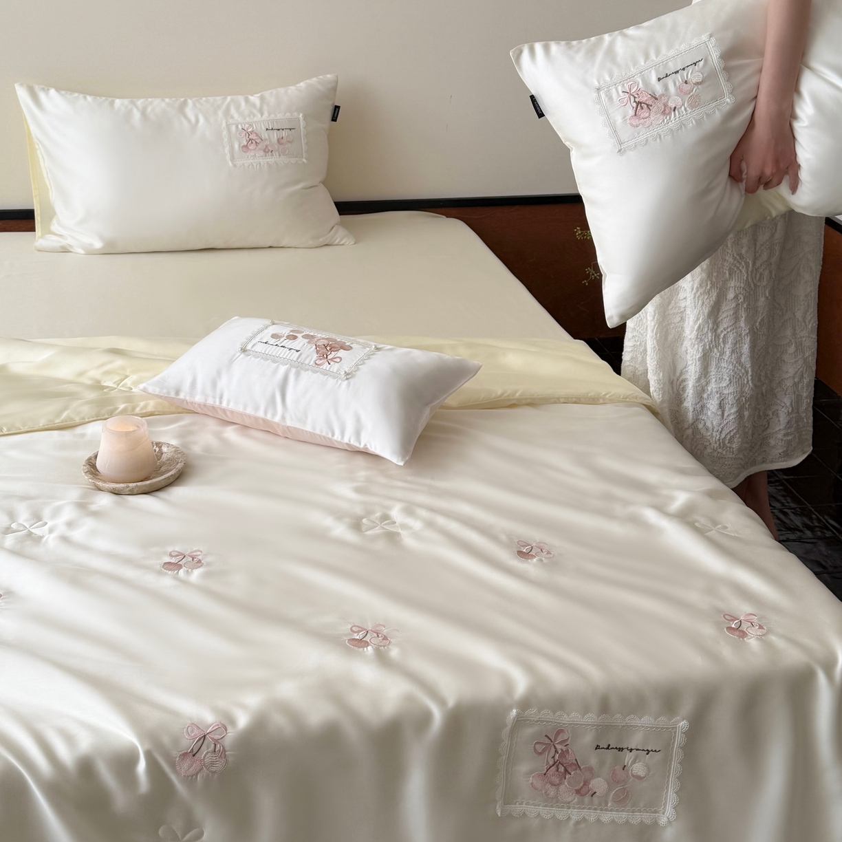 91家纺网 家纺一手货源 找家纺 鹿班家居 2026新款60S兰精天丝刺绣夏被空调被夏凉被四件套粉红荔枝（标准会员-20元） 月光色