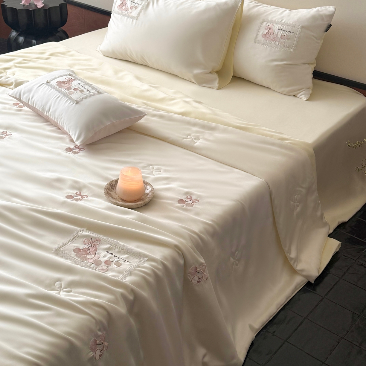 91家纺网 家纺一手货源 找家纺 鹿班家居 2026新款60S兰精天丝刺绣夏被空调被夏凉被四件套粉红荔枝（标准会员-20元） 月光色