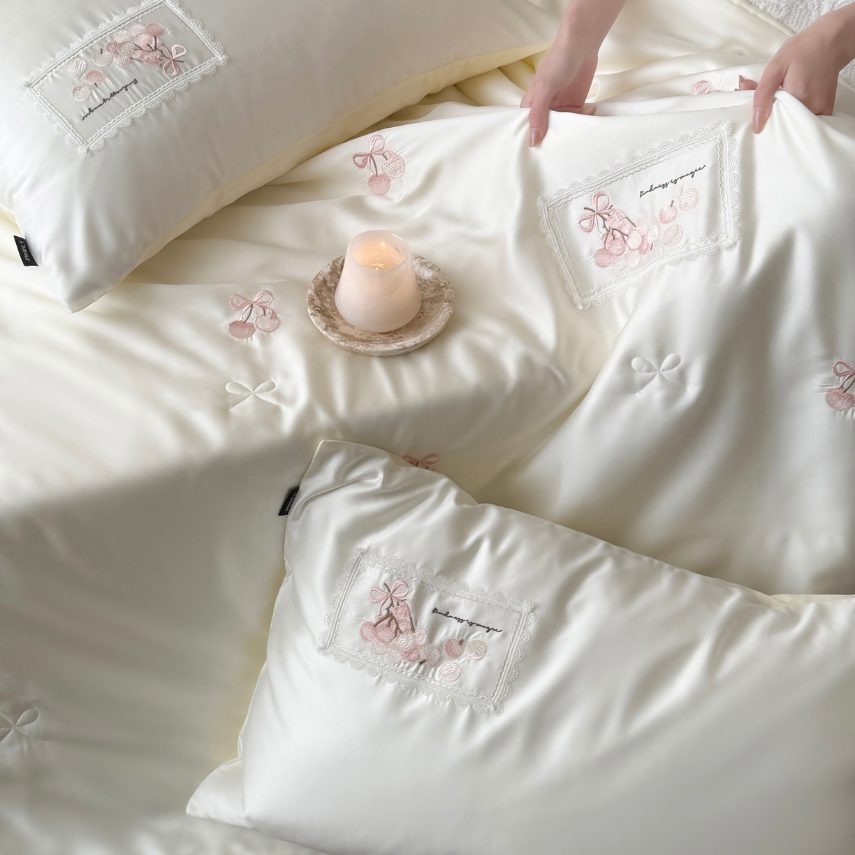 91家纺网 家纺一手货源 找家纺 鹿班家居 2026新款60S兰精天丝刺绣夏被空调被夏凉被四件套粉红荔枝（标准会员-20元） 月光色