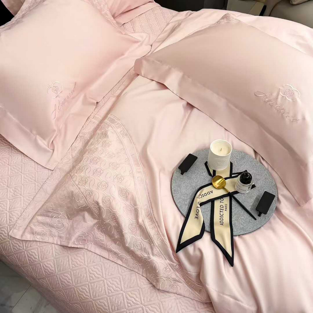 91家纺网 家纺一手货源 找家纺 edra 2026新款纯棉长绒棉轻奢刺绣床盖款四件套-香奈儿 香奈儿粉