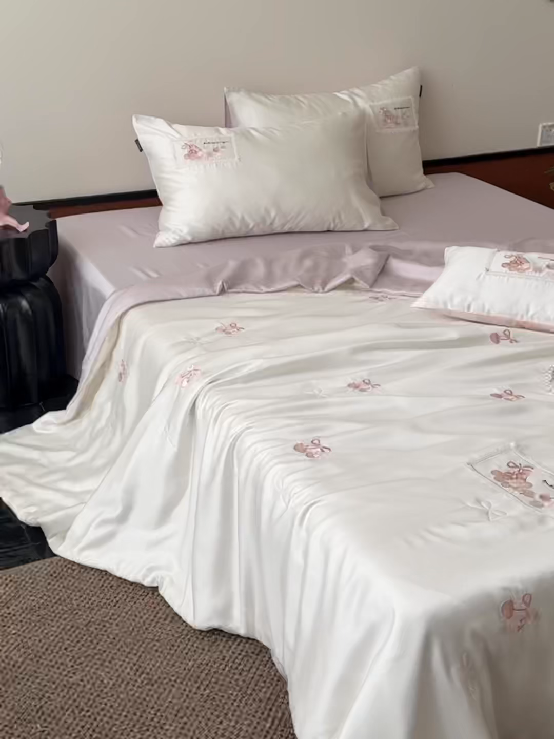 91家纺网 家纺一手货源 找家纺 鹿班家居 2026新款60S兰精天丝刺绣夏被空调被夏凉被四件套粉红荔枝（标准会员-20元） 紫色