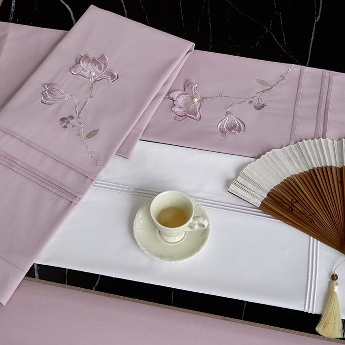 91家纺网 家纺一手货源 找家纺 蒂爵 2026新款贡缎100支长绒棉全棉纯棉刺绣绣花四件套高端四件套-陌上花开 陌上花开-千黛紫