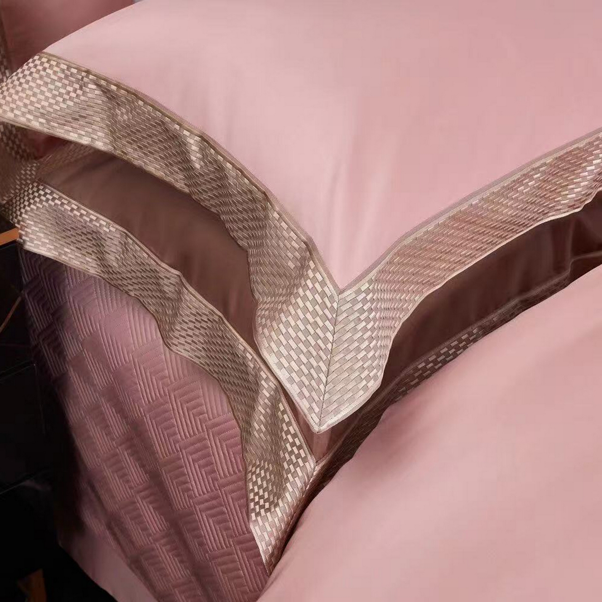 91家纺网 家纺一手货源 找家纺 edra 2026新款纯棉长绒棉轻奢绣花床盖款四件套-罗马假日 罗马假日-粉