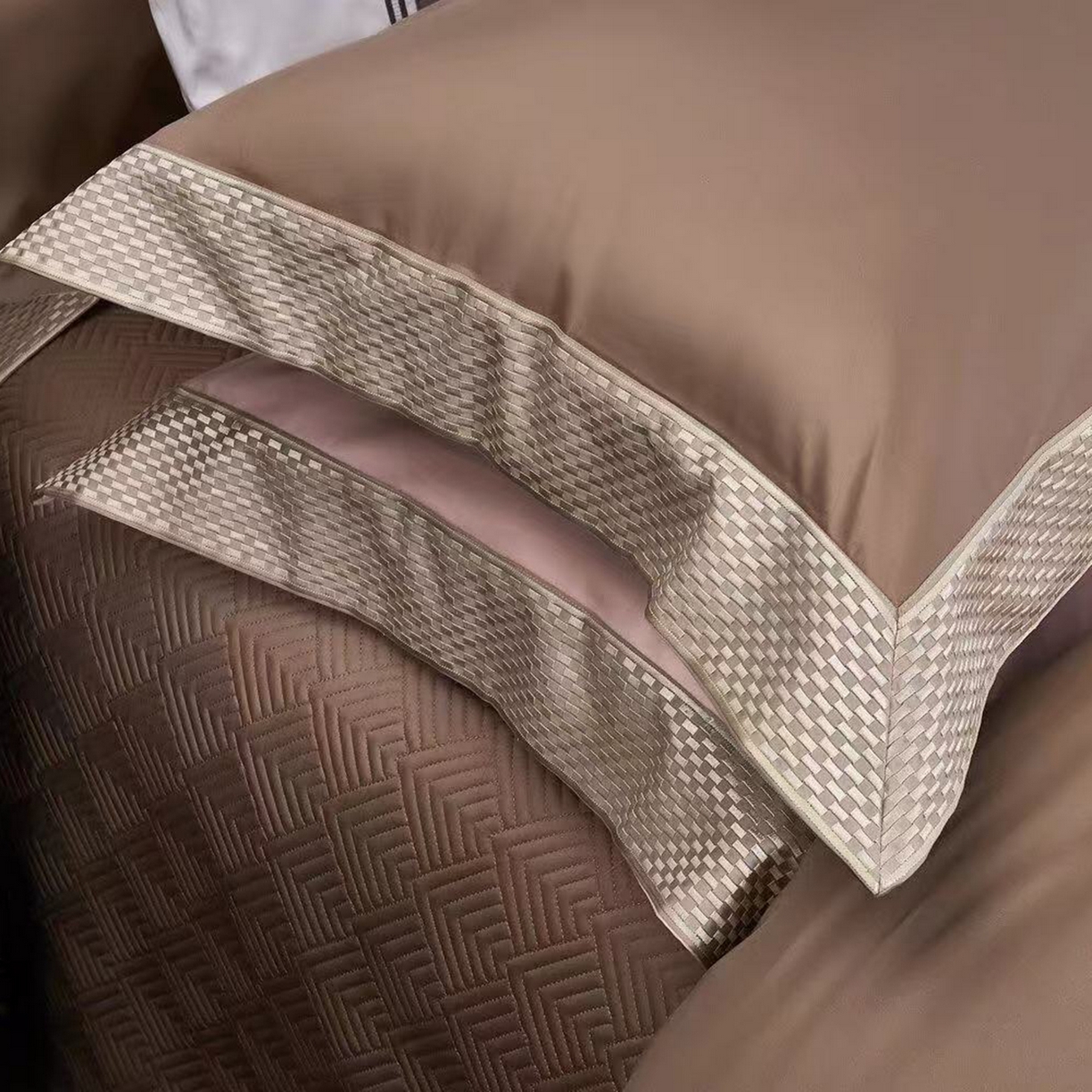 91家纺网 家纺一手货源 找家纺 edra 2026新款纯棉长绒棉轻奢绣花床盖款四件套-罗马假日 罗马假日-金棕