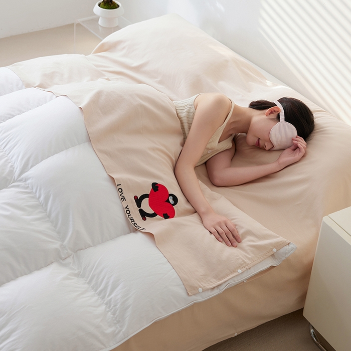 91家纺网 家纺一手货源 找家纺 沐珩家纺 2026新款糯感全棉定制正版卡通绣花大雁纹旅行酒店隔脏睡袋 爱心抱抱