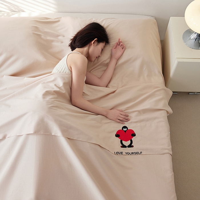 91家纺网 家纺一手货源 找家纺 沐珩家纺 2026新款糯感全棉定制正版卡通绣花大雁纹旅行酒店隔脏睡袋 爱心抱抱