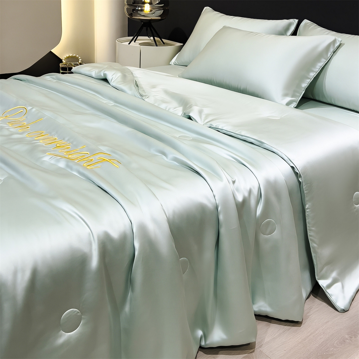 91家纺网 家纺一手货源 找家纺 兄弟坊 2026春夏新款水洗冰丝刺绣纯色夏被夏被四件套夏凉被空调被 春芽绿