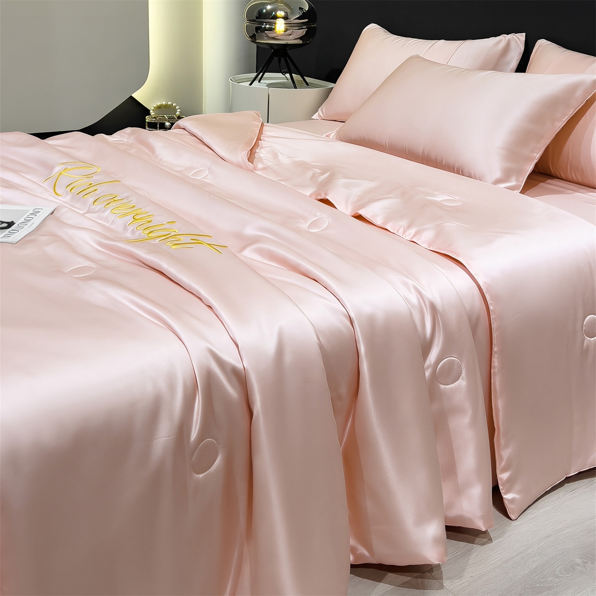 91家纺网 家纺一手货源 找家纺 兄弟坊 2026春夏新款水洗冰丝刺绣纯色夏被夏被四件套夏凉被空调被 浅桃粉