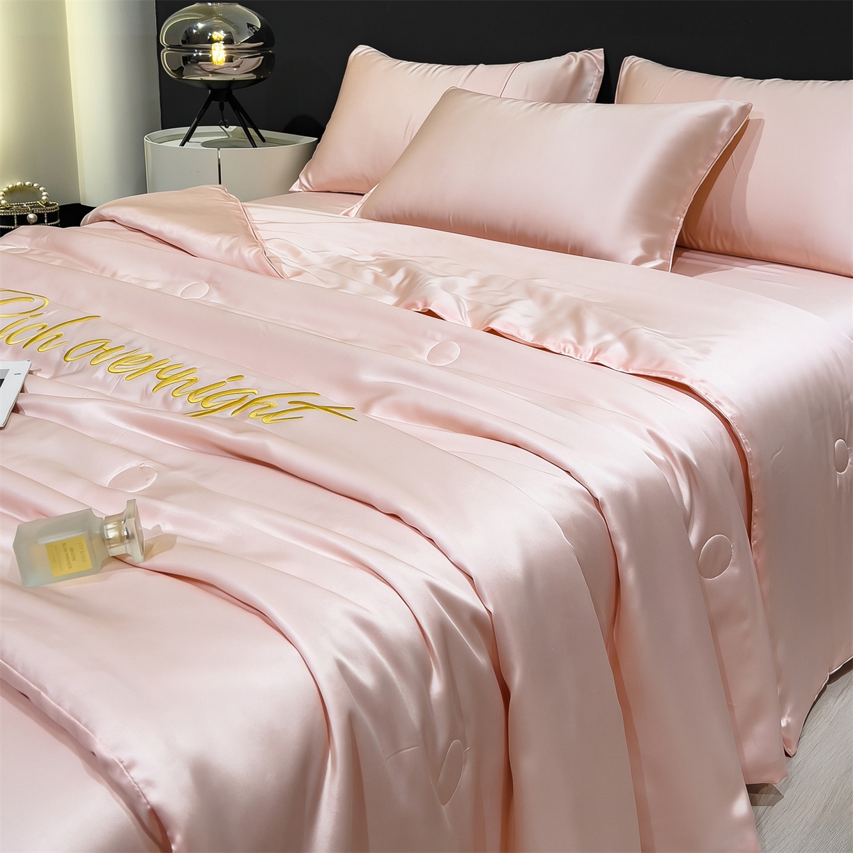 91家纺网 家纺一手货源 找家纺 兄弟坊 2026春夏新款水洗冰丝刺绣纯色夏被夏被四件套夏凉被空调被 浅桃粉