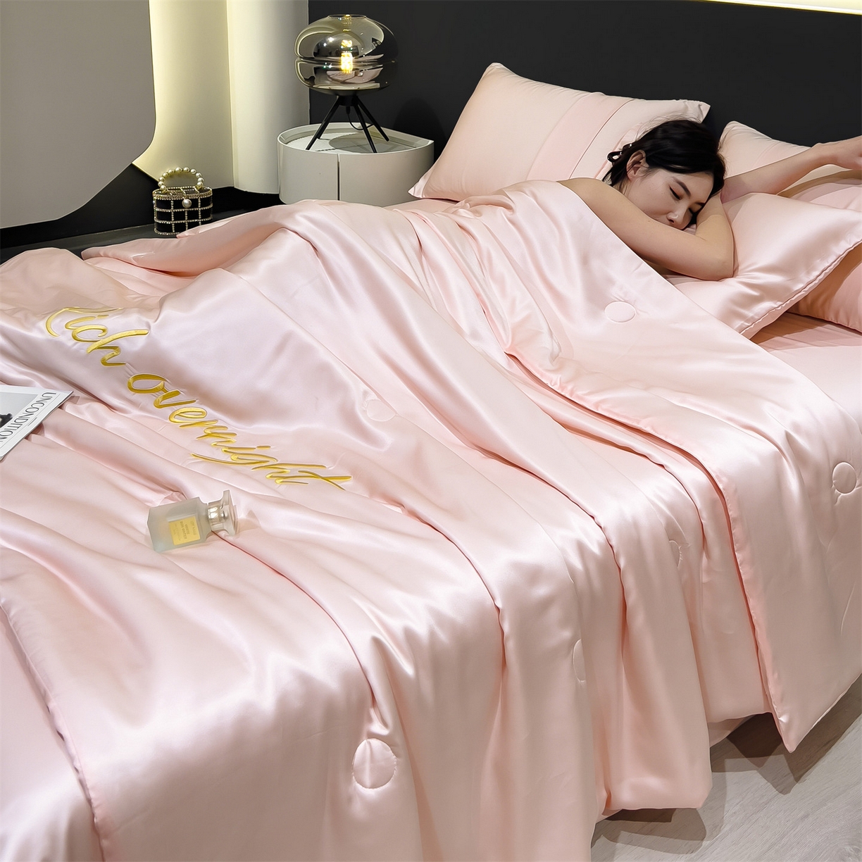 91家纺网 家纺一手货源 找家纺 兄弟坊 2026春夏新款水洗冰丝刺绣纯色夏被夏被四件套夏凉被空调被 浅桃粉