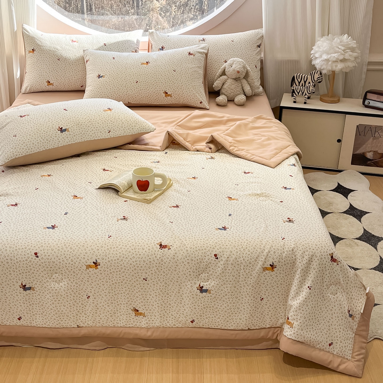 91家纺网 家纺一手货源 找家纺 一加一 2026新款洛卡棉印花大豆夏被四件套 奶芙腊肠狗