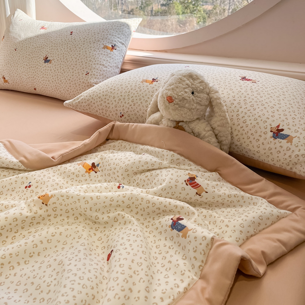 91家纺网 家纺一手货源 找家纺 一加一 2026新款洛卡棉印花大豆夏被四件套 奶芙腊肠狗