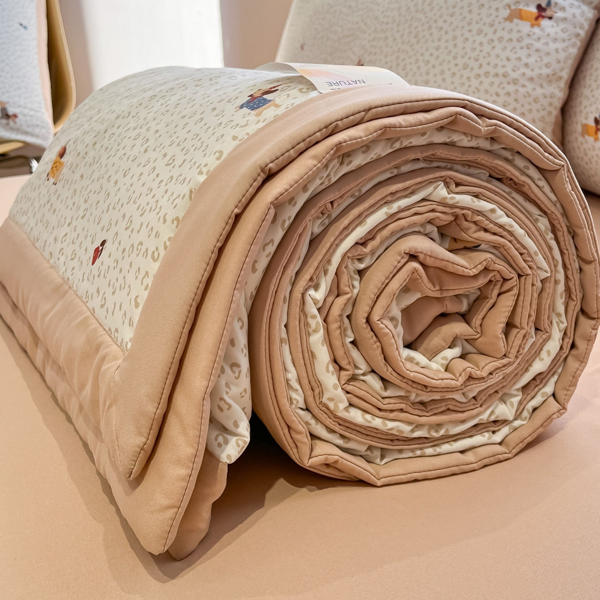 91家纺网 家纺一手货源 找家纺 一加一 2026新款洛卡棉印花大豆夏被四件套 奶芙腊肠狗