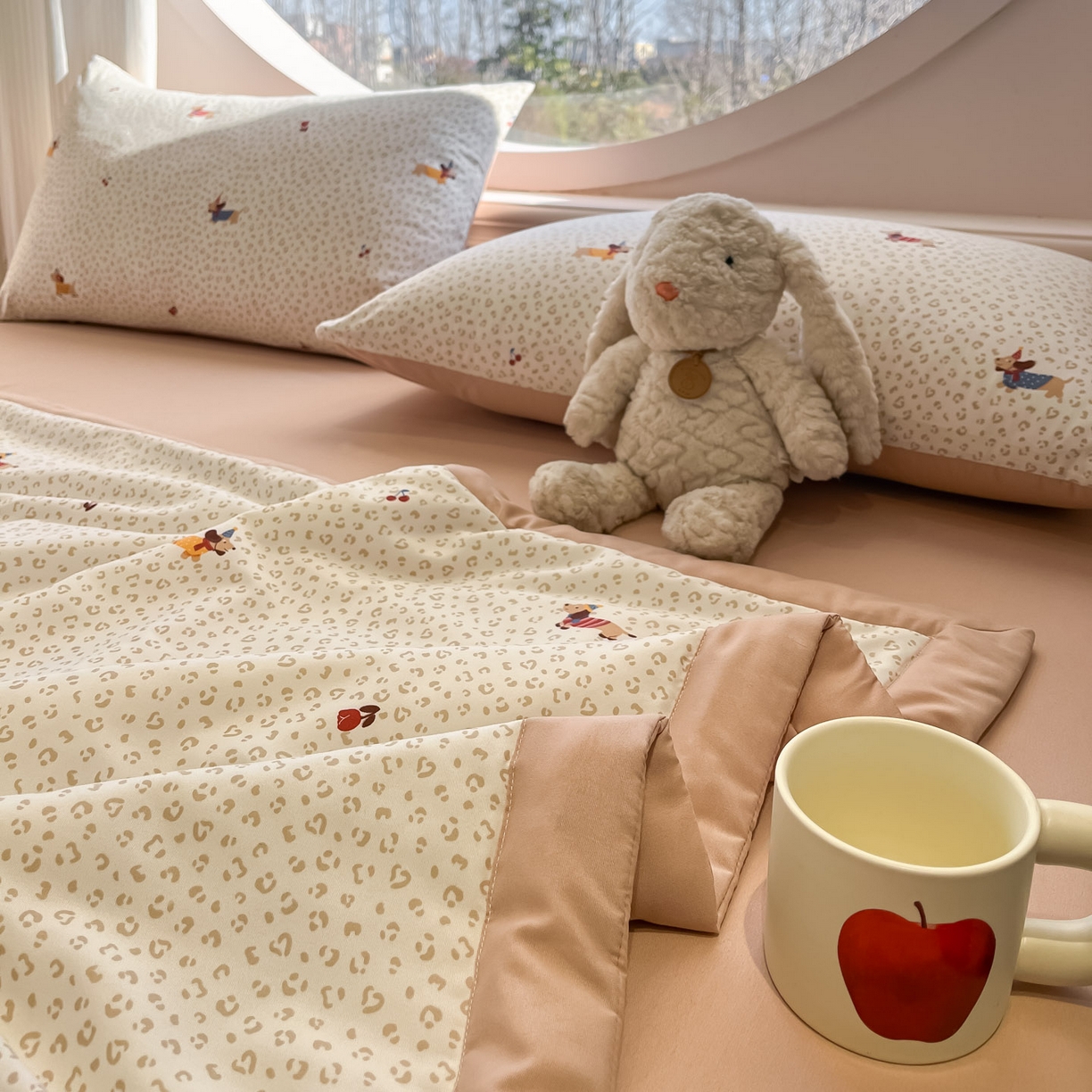 91家纺网 家纺一手货源 找家纺 一加一 2026新款洛卡棉印花大豆夏被四件套 奶芙腊肠狗