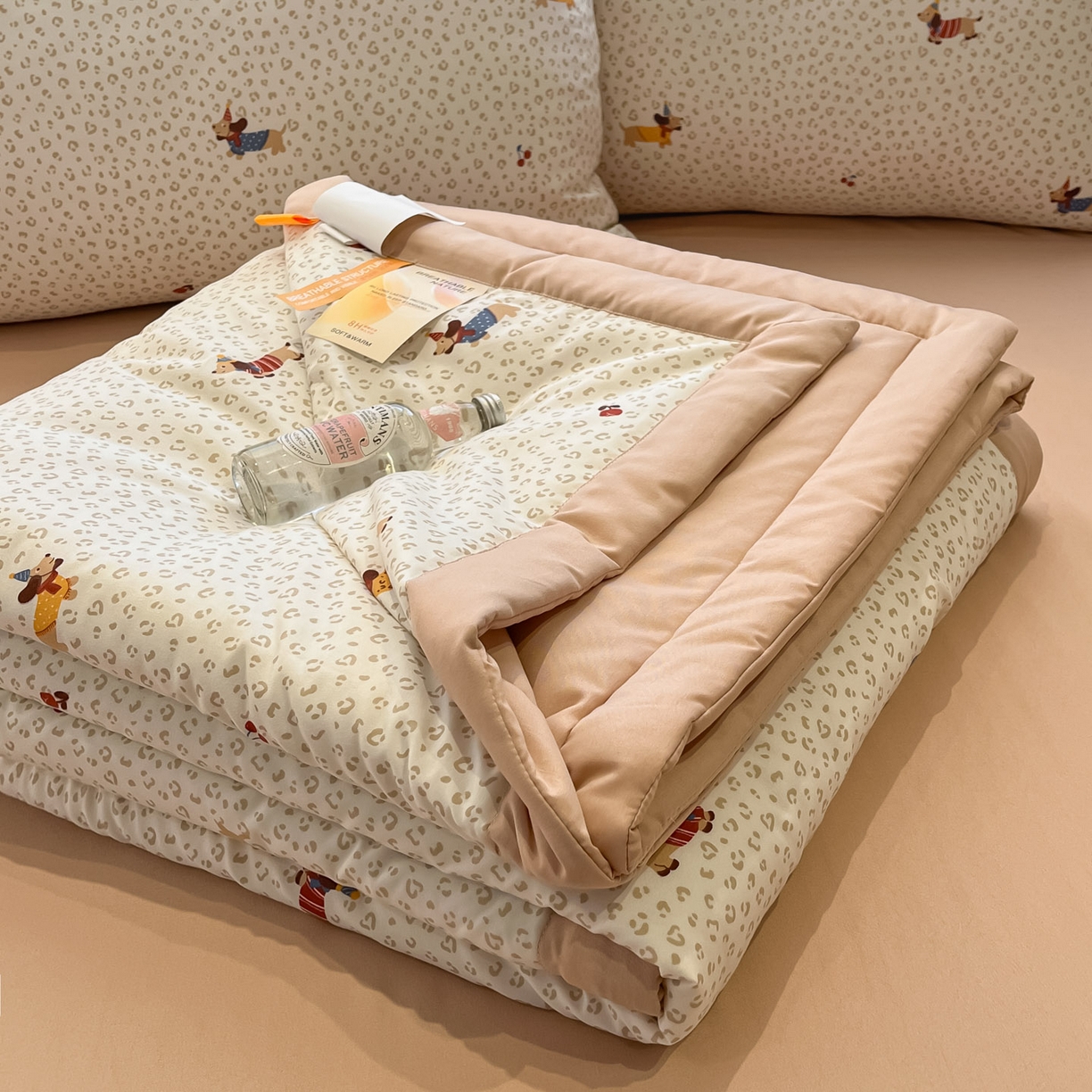 91家纺网 家纺一手货源 找家纺 一加一 2026新款洛卡棉印花大豆夏被四件套 奶芙腊肠狗