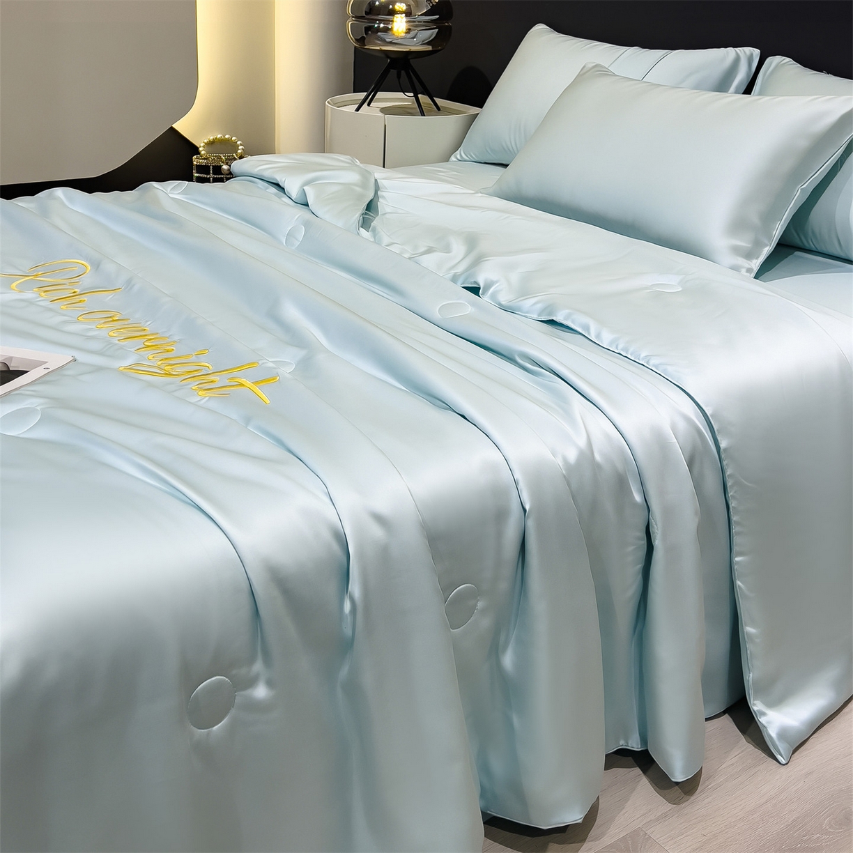 91家纺网 家纺一手货源 找家纺 兄弟坊 2026春夏新款水洗冰丝刺绣纯色夏被夏被四件套夏凉被空调被 柔雾蓝