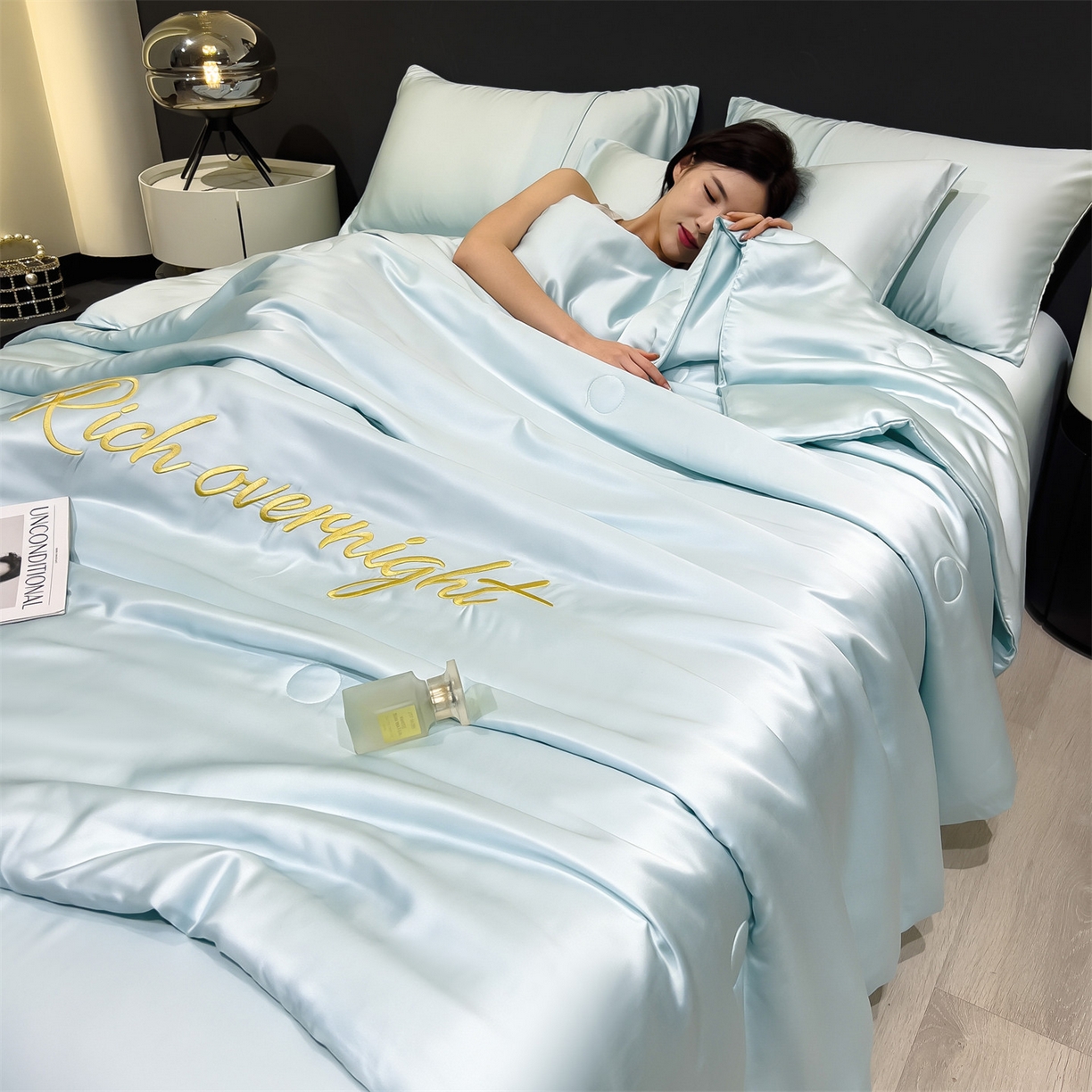 91家纺网 家纺一手货源 找家纺 兄弟坊 2026春夏新款水洗冰丝刺绣纯色夏被夏被四件套夏凉被空调被 柔雾蓝