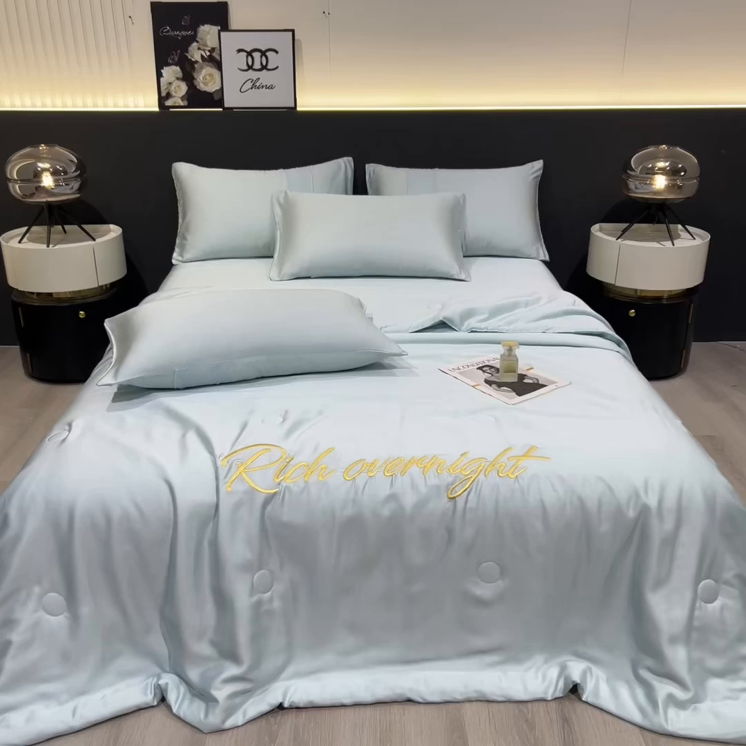 91家纺网 家纺一手货源 找家纺 兄弟坊 2026春夏新款水洗冰丝刺绣纯色夏被夏被四件套夏凉被空调被 柔雾蓝